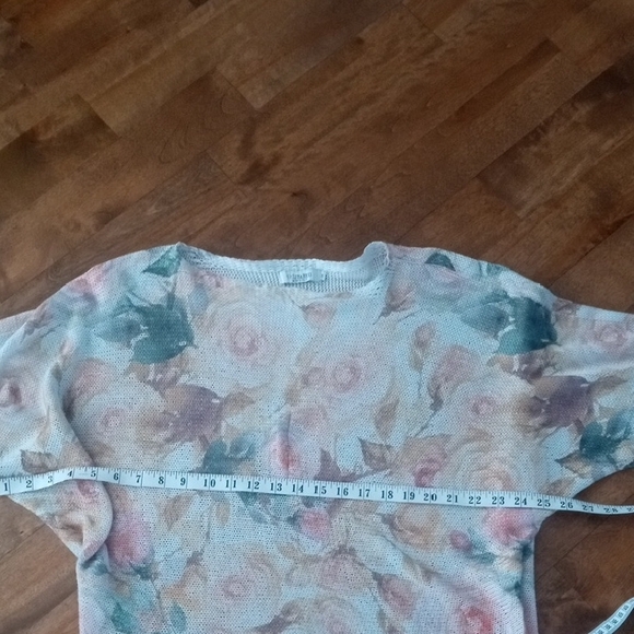 Chic Rose Patterned Sweater - Picture 12 of 14